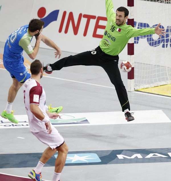 جاييتش يسدد على مرمى قطر