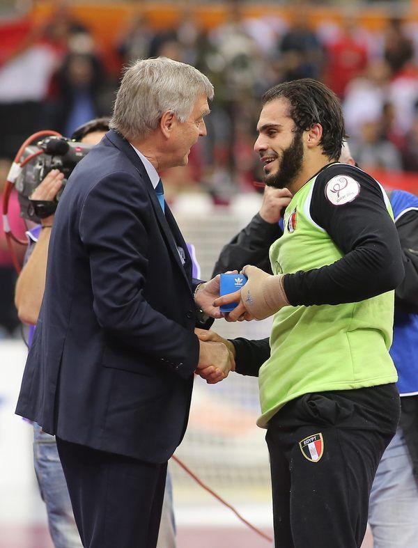 كريم هنداوي اثناء استلام جائزة افضل لاعب