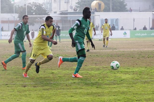 يسار الصباحين لاعب الشجاعية يمر بالكرة  
