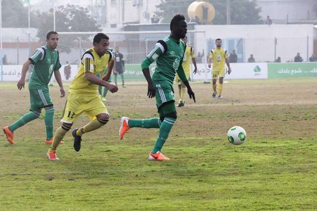 يسار الصباحين لاعب الشجاعية يمر بالكرة