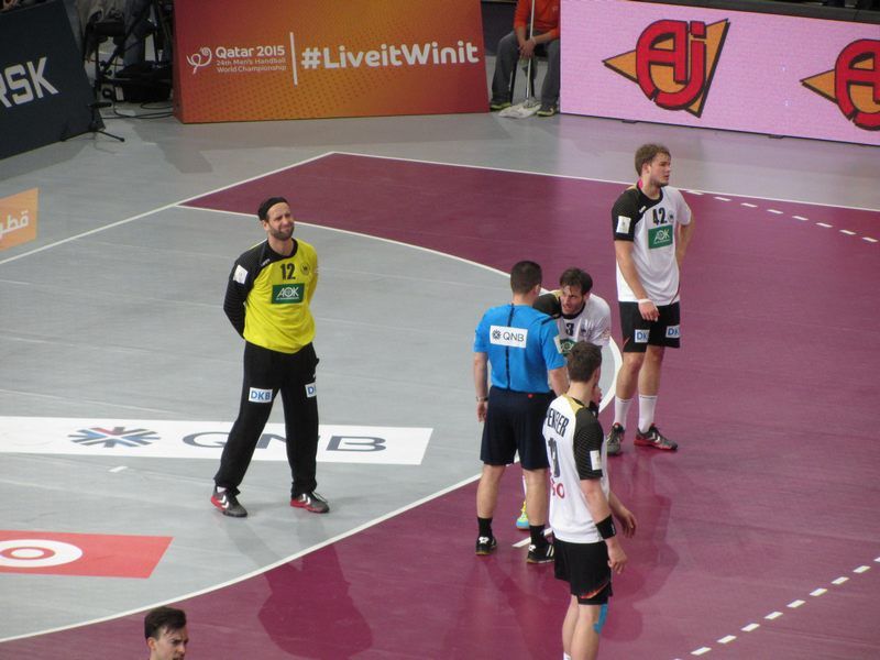 لاعبو المانيا ومناقشة مع الحكم