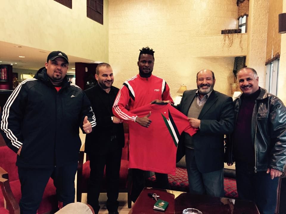 النيجيري دانييل بعد توقيع عقده 