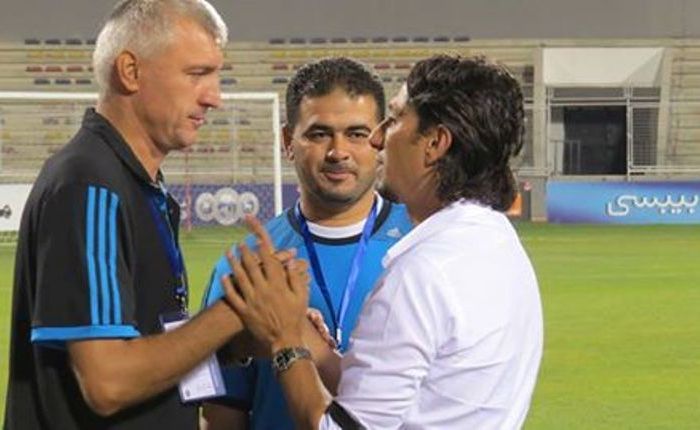 متروك في حديث جانبي مع مدرب الوحدات 