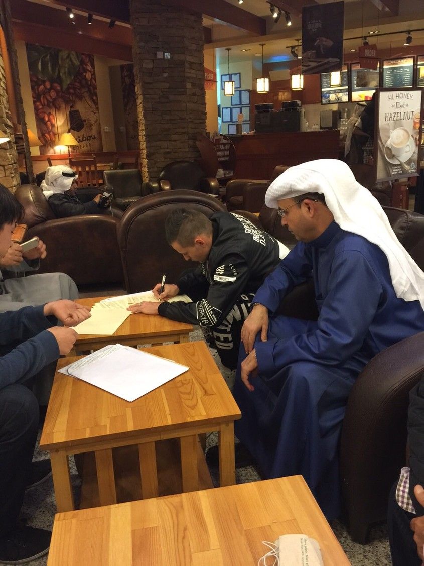 ناجاييف يوقع على عقود انضمامه للقادسية ويبدو مدير الكرة رفاعي الديحاني.