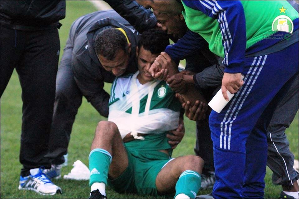 ربيع اللافي يتألم إثر الإصابة في كتفه الأيمن