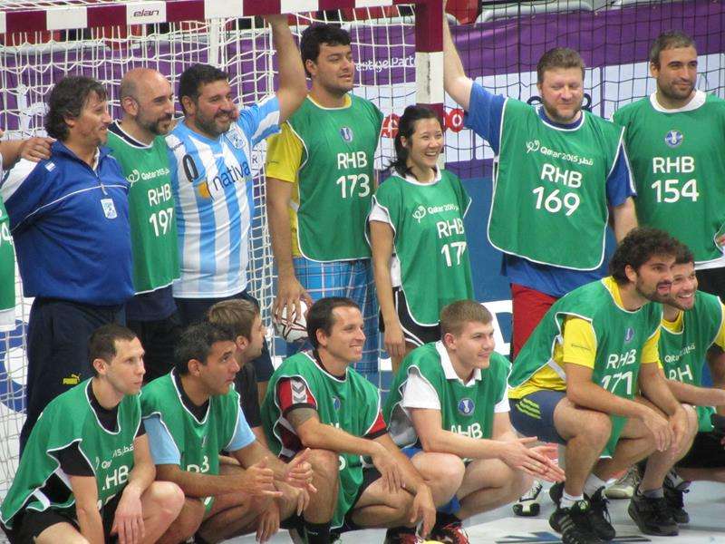 الفريق الأخضر وصورة تذكارية