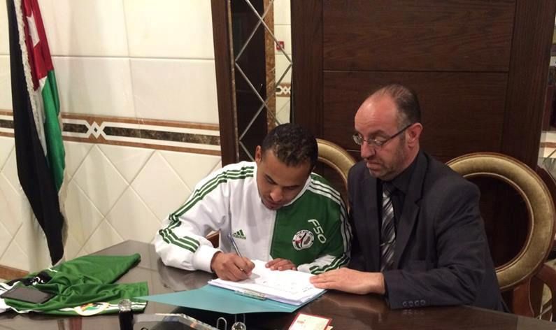 أبو حويطي خلال توقيع عقده اليوم 