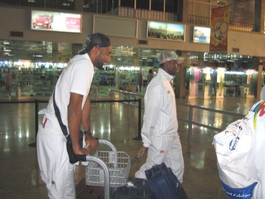 عمر كانوتيه افضل لاعب افريقي لحظة وصوله للمطار