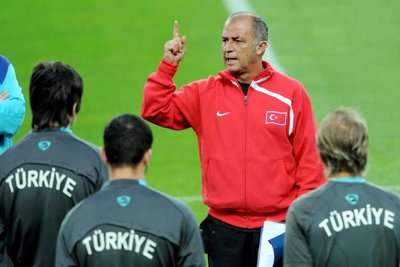 المدرب التركي فاتح تريم يجهز لاعبيه لمباراة اليوم