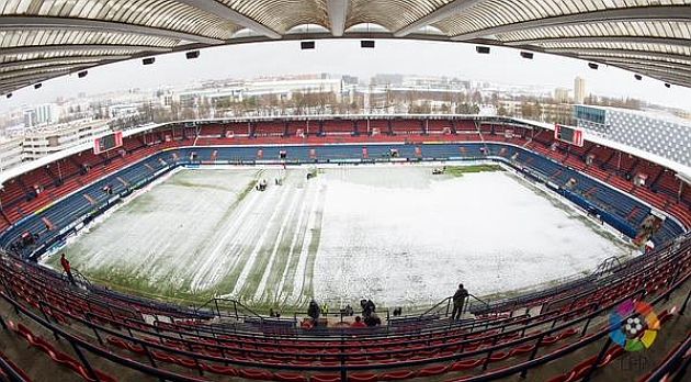 ملعب "السادار" في مدينة بامبلونا مغطى بالثلوج