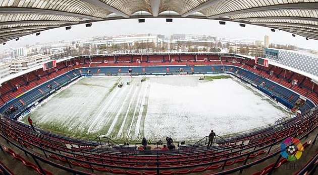 ملعب "السادار" في مدينة بامبلونا مغطى بالثلوج