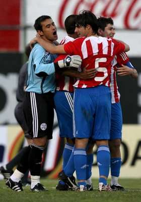 فرحة لاعبي البارحواي بالفوز على البرازيل