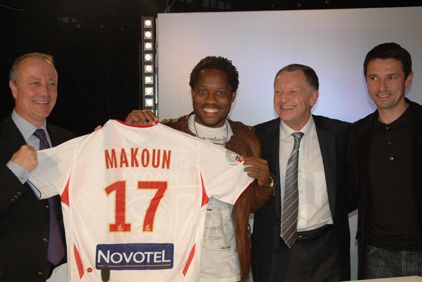 ماكون الى جانب رئيس نادي ليون