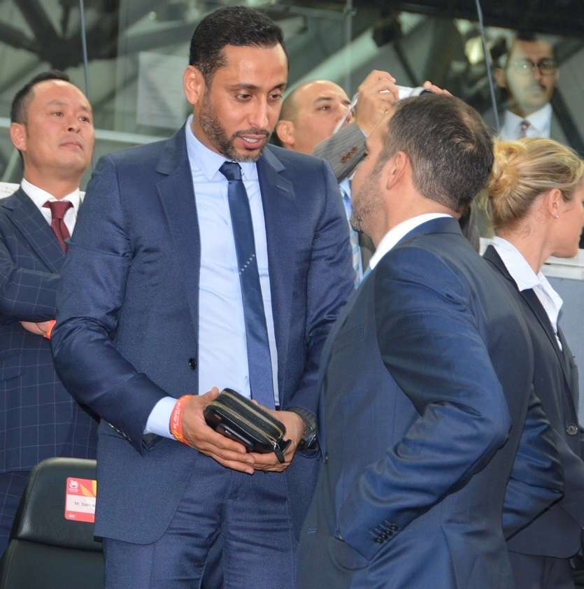 الامير علي (يمين) في حديث جانبي مع سامي الجابر