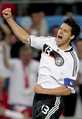 مايكل بالاك يحتفل بتسجيله هدف الفوز الوحيد ضد النمسا