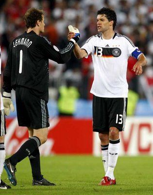 الالمانيان مايكل بالاك وينس ليمان يتصافحان بعد تأهل المانيا لدور ربع النهائي ليورو 2008