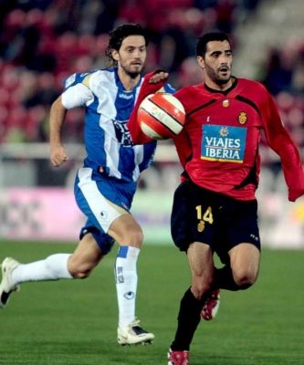 غويزا ( بالاحمر ) في احد المباريات في الدوري الاسباني