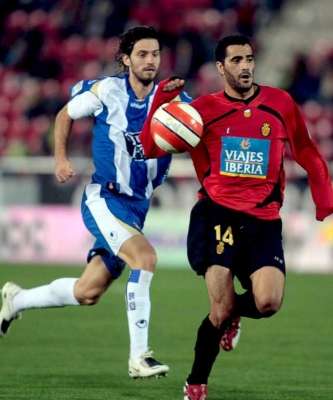 غويزا ( بالاحمر ) في احد المباريات في الدوري الاسباني