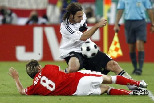 فرينجز يقاتل على الكرة مع النمساوي ليجتوب خلال مباراة ألمانيا والنمسا