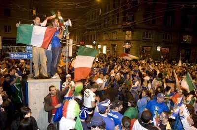 احتفالات المشجعين الايطاليين أمس بعد تأهل ايطاليا الى الدور الربع نهائي