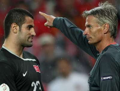 لحظة طرد الحكم للحارس ديمريل