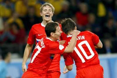 مهاجم روسيا أندريه آرشيفين (اليمين) يتلقى التهنئة بالهدف الثاني