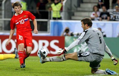 الحارس السويدي أيساكسون يتصدى لتسديدة مهاجم روسيا اندريه ارشيفين