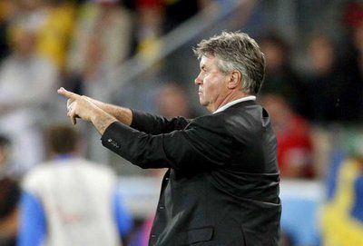 مدرب منتخب روسيا الهولندي جوس هيدينك نجح في قيادة منتخب روسيا لأول مرة لدور ربع النهائي