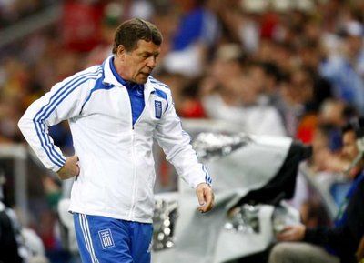 مدرب منتخب اليونان الألماني اوتو ريهاجل وفشل ذريع مع حامل اللقب هذه المرة