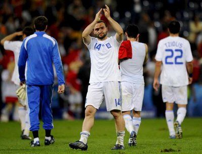 لاعبو منتخب اليونان حامل اللقب يودعون جماهيرهم بعد خروجهم من الدور الأول