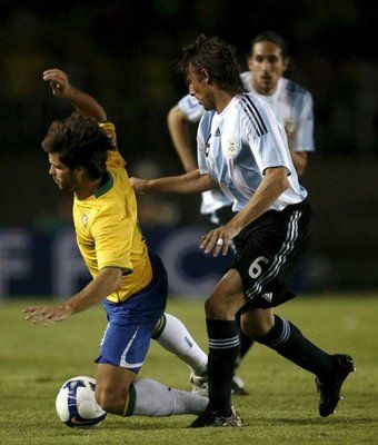 البرازيلي دييغو يتعرض للعرقلة من قبل جابريال هاينزه