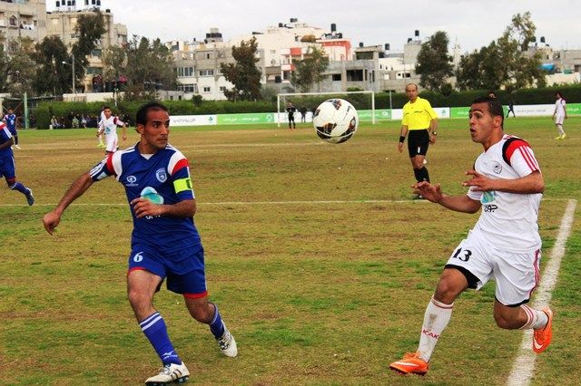 حازم شكشك لاعب الرياضي ينظر للكرة في ظل رقابة زياد التلمس