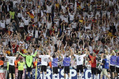 احتفالات لاعبي ومشجعي المنتخب الألماني بعد انتهاء اللقاء