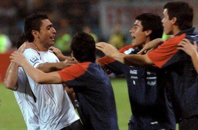 فرحة لاعب تشيلي جارا بالهدف الثاني 
