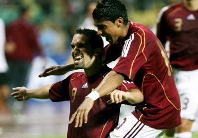 لاعب فنزويلا مالدوندادو(اليسار) يحتفل بهدف فريقه الاول