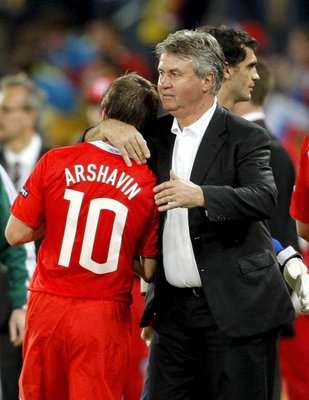 هيدينك في مباراة السويد الاخيرة يحتضن لاعبه ارشافين