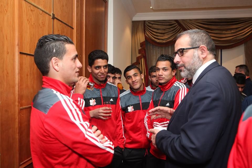 عارف النايض يتحاور مع أحد لاعبي الأهلي