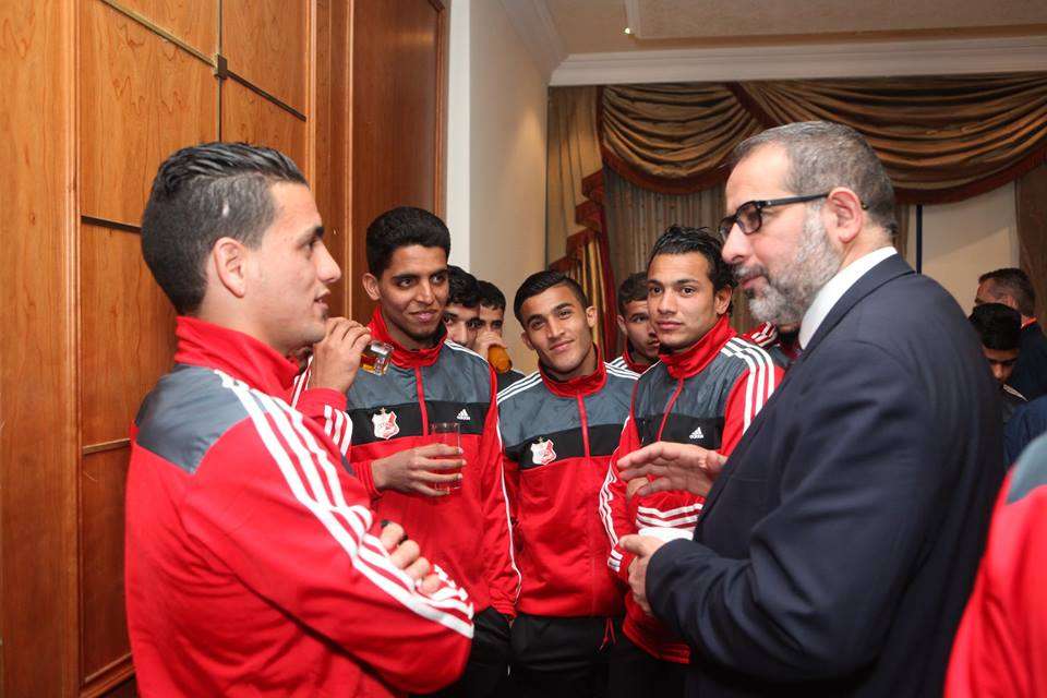 عارف النايض يتحاور مع أحد لاعبي الأهلي