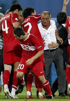 فاتح تريم يحتفل مع لاعبيه بعد هدف التعادل في الوقت القاتل