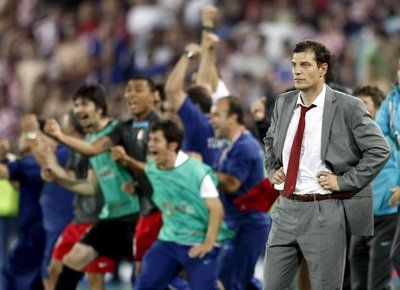 بيليتش ينظر بعد ان تصدى روشتو للركلة الاخيرة وفرحة الاتراك