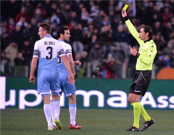 الحكم أندريا جيرفاسوني في مباراة لاتسيو الأخيرة