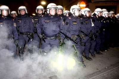 الشرطة النمساوية تحافظ على الامن والهدوء من اعمل الشغب