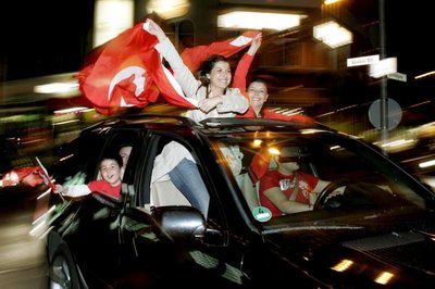 مشجعين اتراك في شوارع كولون الالمانية يحتفلون بالفوز