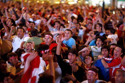 الجماهير التركية تابعت المباراة في الشاشات واحتفلت بالفوز