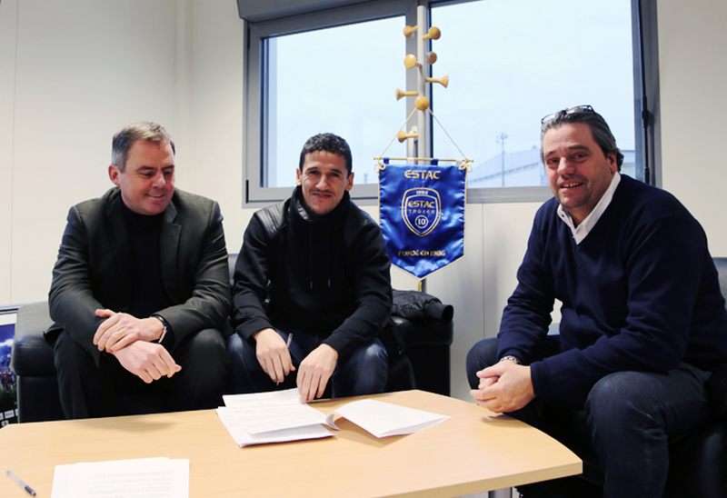 شوقي بن سعادة وهو يمضي على العقد مع تروا