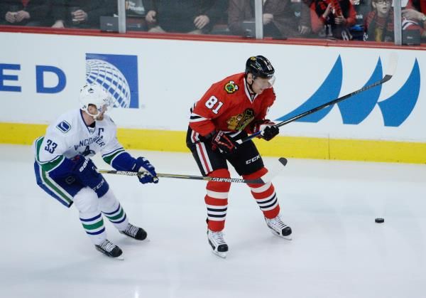 2015-02-12t043256z_1789715361_nocid_rtrmadp_3_nhl-vancouver-canucks-at-chicago-blackhawks_reuters
