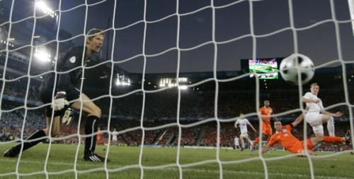 كرة اللاعب بافلوشينكو داخل مرمى هولندا والهدف الاول