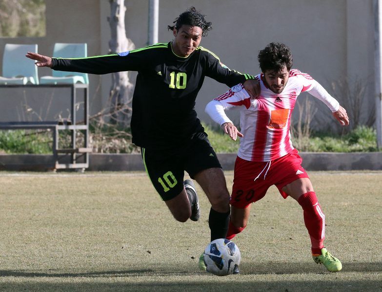 من اللقاء ويظهر المصري عبد العاطي "يسار" مهاجم البقعة