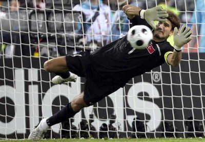 الحارس روشتو لحظة تصديه لركلة الجزاء الاخيرة امام كرواتيا