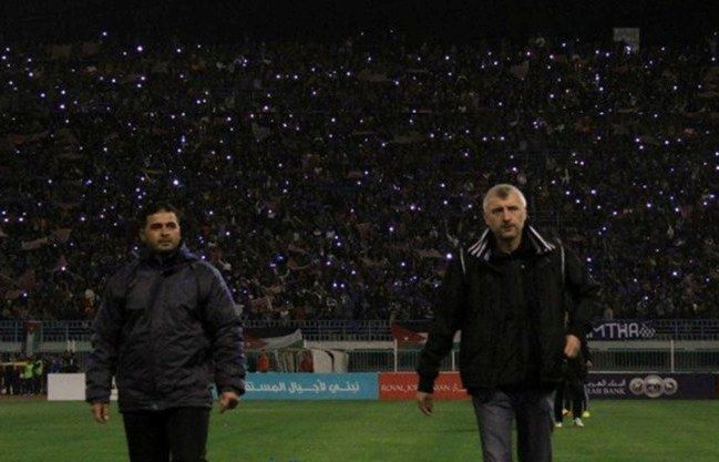 فلورين "يمين" وخلفه جمهور الرمثا